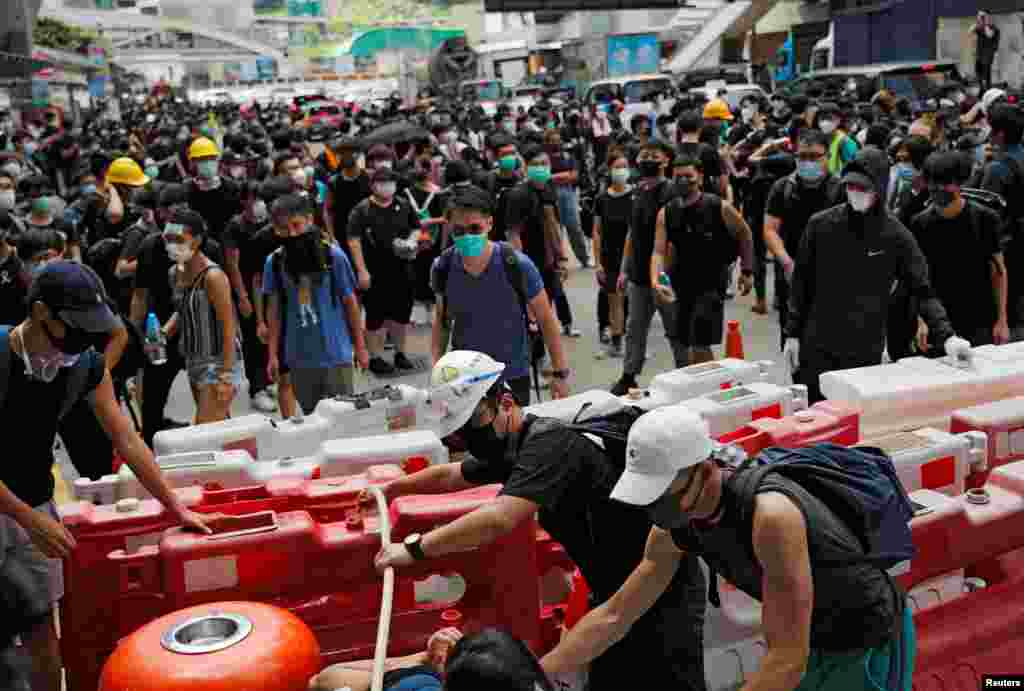 2019年6月21日,香港抗議者在示威中使用路障封鎖道路,要求香港領導人下台,撤回引渡法案。