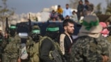 Pengu amerikano-izraelit Sagui Dekel Chen nën përcjelljen e militantëve të Hamasit derisa i dorëzohet Kryqit të Kuq në Khan Younis, më 16 shkurt, 2025/AP