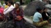 ကချင်ပြည်နယ် စစ်ရှောင်ဒုက္ခသည်စခန်းက ကချင်အမျိုးသမီးများ။ (အောက်တိုဘာ ၂၉၊ ၂၀၁၃)