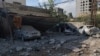 Oštećene kuće i vozila u izraelskom napadu na Nabatije u Libanu (Foto: REUTERS/Ali Hankir)