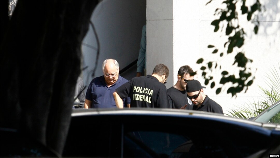 FILE - Former Petrobras executive, Renato Duque, left, at Federal Police headquarters, Rio de Janeiro, March 16, 2015.
