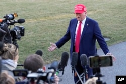 Presiden Donald Trump berbicara kepada wartawan sebelum meninggalkan Gedung Putih di South Lawn, Jumat, 28 Februari 2025, di Washington. (Foto: AP)