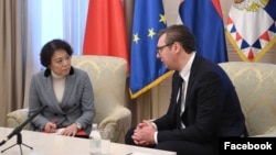 Predsednik Republike Srbije Aleksandar Vučić tokom sastanka sa ambasadorkom Narodne Republike Kine Čen Bo, u Beogradu, Srbija, 17. marta 2020. (Foto: Fejsbuk stranica predsednika Srbije)
