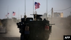 Arhiva - Na ovoj fotografiji objavljenoj 5. marta 2017. vidi se konvoj američkih oklopnih vozila kako prolazi u blizini sela Jalanli, na zapadnim obodima grada Manbija, na northern Syrian town of Manbij. 