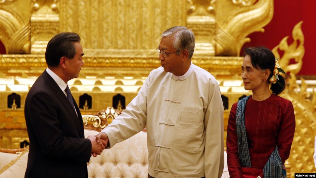 ၂၀၁၆ဧပြီလတုန်းက တရုတ်နိုင်ငံခြားရေး ဝန်ကြီးWang Yi ၊ သမ္မတ ဦးထင်ကျော်၊ နိုင်ငံတော်အတိုင်ပင်ခံတို့နှင့် တွေ့ဆုံစဉ် 