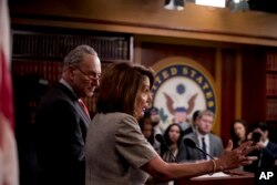Demokratski lideri u Kongresu Čak Šumer i Nensi Pelosi na konferenciji za novinare na Kapitol Hilu posle saopštenja predsednika Trampa, 25. januara 2019.