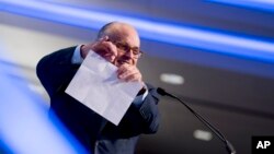 Rudi Đulijani, advokat predsednika Trampa, simuilira cepanje papira dok govori o iranskom nuklearnom sporazumu na Konvenciji o iranskoj slobodi, ljudskim pravima i demokratiji u Grand Hajatu, 5. maja 2018, u Vašingtonu.