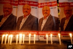 Aktivisti traže odgovore ispred saudijskog konzulata u Istanbulu. Bdenje je održano 25. oktobra 2018.