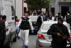 Turska policija ispred rezidencije saudijskog konzula.