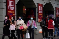 上海居民在一個購物區參加雙11購物活動。 （2021年11月11日）