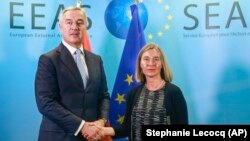 Visoka predstavnica EU Federika Mogerini i predsednik Crne Gore Milo Đukanović u Briselu (Foto: Pool via AP/Stephanie Lecocq)