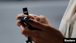 Agencija za hranu i lekove upozorila je proizvodjača e-cigareta Džul zbog reklamiranja uz nedokazane tvrdnje da su ove cigarete bezbednije od klasičnog duvana.