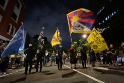 ARHIVA - Studenti iz Hong Konga i drugi aktivisti za ljudska prava ispred zgrade parlamenta u Taipeiju, 1. oktobra 2021.