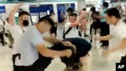 2019年7月21日香港元朗，白衣者襲擊反送中游行群眾與路人。(資料圖片： 美聯社)