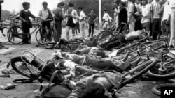1989年6月4日北京天安門屠城過後在街上遇難者的屍體。(資料圖片：美聯社)