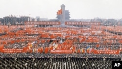 1976年10月，官方組織北京天安門廣場上百萬人集會，慶祝粉碎四人幫，華國鋒擔任中共主席。