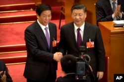 中国国家主席习近平（右）与中党中央政治局常委、中国全国人大委员长栗战书在北京人大会堂全国人大会场上合影。 （2018年3月17日）