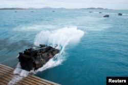2019年7月22日美國海軍兩棲船塢運輸艦「綠灣號」在澳洲北部海港城市鮑恩參加美澳軍事訓練。