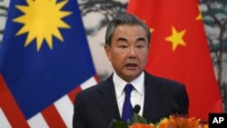 中國外長王毅與馬來西亞外長賽夫丁·阿卜杜拉在北京釣魚台國賓館會晤後舉行的記者會上講話。（2019年9月12日）