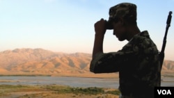 مرزبان تاجیک در یک ساحۀ مرزی میان افغانستان و تاجیکستان