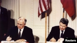 Mihail Gorbačov i Ronald Regan potpisuju Sporazum o raketama srednjeg dometa 1987. godine u Vašingtonu