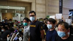 香港親民主派立法會議員林卓廷（左二）和許智峰（左一）獲保釋後對媒體講話（路透社2020年8月27日）