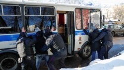 Policija privodi pristalice Alekseja Navalnog