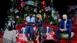 Pacijent čita "Olafovu noć pred Božić" zajedno sa prvom damom Džil Bajden u Nacionalnoj dečjoj bolnici u Vašingtonu, 24. decembra 2021.
