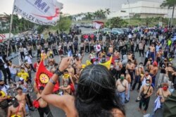 Para anggota serikat buruh memprotes pengesahan Undang-Undang Cipta Kerja, di Kawasan Industri Jakarta Timur, di Bekasi, Senin, 5 Oktober 2020. (Foto: Antara via Reuters)