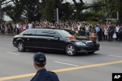 Limuzina u kojoj je Kim Džong Un stiže u Istanu, predsedničku palatu u Singapuru, 10. juna 2018.