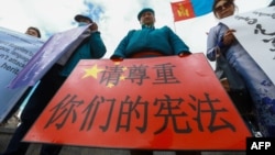 蒙古民众在乌兰巴托举着“请尊重你们的宪法”的标语牌抗议中国当局在内蒙古推行的汉语教学计划。（2020年9月15日）