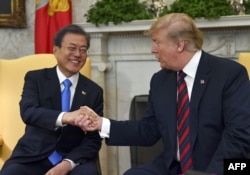 지난 2019년 4월 11일 도널드 트럼프 당시 미국 대통령과 문재인 당시 한국 대통령이 백악관에서 열린 정상회담에서 악수하고 있다.