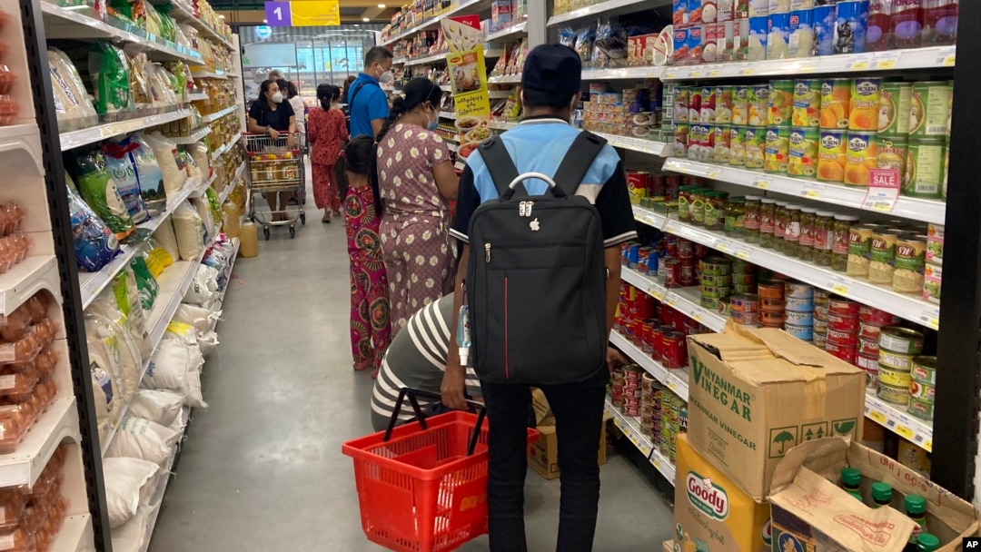 ယခင်မှတ်တမ်းရုပ်ပုံ | ရန်ကုန်မြို့ရှိ စူပါမားကတ်တခုမှာ ဈေးဝယ်နေကြသူများ (စက်တင်ဘာ ၇၊ ၂၀၂၁)