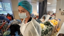 ARHIVA - Medicinska sestra u pretrpanoj bolnici u Bukureštu (Foto: AP)