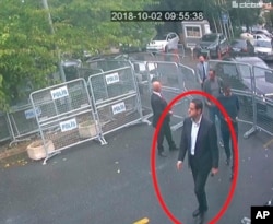 Pripadnici saudijskog tima ispred konzulata u Istanbulu