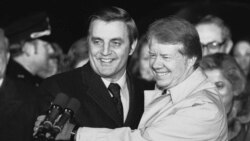 ARHIVA - Predsednik Džimi Karter i potpredsednik Volter Mondejl ispred Bele kuće u Vašingtonu 7. januara 1978.