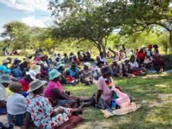 Abanye abantu abamelele ukuhola umumbu koChiwundula eLower Gweru eNkabazwe. Sebezaqala abezombangazwe ukukhankasa esigabeni lesi kulungiselelwa ukhetho oluzayo. (Photo: Ezra Tshisa Sibanda)