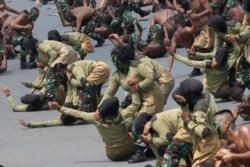 Anggota Tentara Nasional Indonesia menunjukkan keterampilan bela diri mereka saat parade memperingati HUT ke-72 TNI di Cilegon, Banten, 5 Oktober 2017.