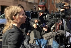 Arhiva - Čelza Mening obraća se medijima ispred federalnog suda u Aleksandriji. Bivšem analitičaru vojne obaveštajne službe naloženo je da ode u zatvor 8. marta 2019 zbog odbijanja da svedoči pred Velikom porotom u Virdžiniji u sklopu istrage protiv Vikiliksa.