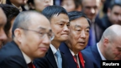 在中國北京SOHO 3Q（共享辦公空間），阿里巴巴集團董事長兼首席執行官馬雲、SOHO中國公司董事長潘石屹等中國和法國企業家等待法國總統馬克龍（2018年1月9日）。