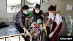 HIV, တီဘီရောဂါနှင့် အသည်းရောင်ရောဂါများ ကုသပေးနေသည့် ရန်ကုန်တိုင်း အင်းစိန်မြို့ရှိ MSF ဆေးခန်းမှာ ဆေးကုသခံနေတဲ့ တီဘီရောဂါသည်တဦးအား ပြုစုပေးနေပုံ။ (Photo: MSF/Alessandro Penso)