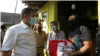 Ilustrasi penyerahan bansos kepada Keluarga Penerima Manfaat (KPM). (Foto: Kemensos)
Para kontestan Pilkada serentak khawatir dan curiga tentang kemungkinan penyalahgunaan kekuasaan lewat skema bansos. 