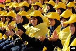 Pristalice Hezbolaga aplaudiraju dok slušaju svog lidera Sajeda Hasana Nasralaha, tokom televizijskog obraćanja u vreme predizborne kampanje u južnim predgrađima Bejruta, Liban, 13. aprila 2018. Nasralah je rekao da je nedavni napad na vazdušnu bazu vesnik nove faze koja stavlja Izrael u stanje "direktne konfrontacije" sa Iranom
