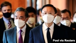 中共主管外事與國安的楊潔篪（右）與外長王毅2021年3月到阿拉斯加州與美國官員舉行高層對話。（媒體聯訪照片）