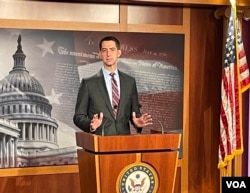 共和黨聯邦參議員湯姆·科頓2021年11月18日在國會山召開記者會呼籲拜登政府對2022年北京冬奧會採取全面抵制。（美國之音李逸華拍攝）