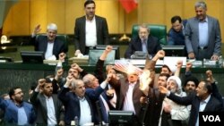 Iranski poslanici pale američke zastave