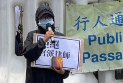 被關押港人黃偉然太太表示，今年中秋不能與丈夫團圓，她手持月餅要求北京駐港機構中聯辦轉交給丈夫，她強調家屬希望見自己家人等訴求是基本人權，並不是出來搞事。（美國之音湯惠芸攝）