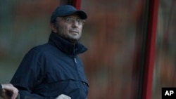 Arhiva: Ruski milijarder Sulejman Kerimov posmatra fudbalsku utakmicu u Moskvi, 23. avgusta 2012. godine.