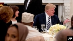 Serok Trump di fitarekê de bi Amrîkîyên Misliman re xane dibe (06/06/2018 Washington)
