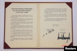 Dokument koji su potpisali predsednik SAD Donald Tramp i severnokorejski lider Kim Džong Un, u Singapuru, na fotografiji koju je objavila severnokorejska Korejska centralna novinska agecnija (KCNA)